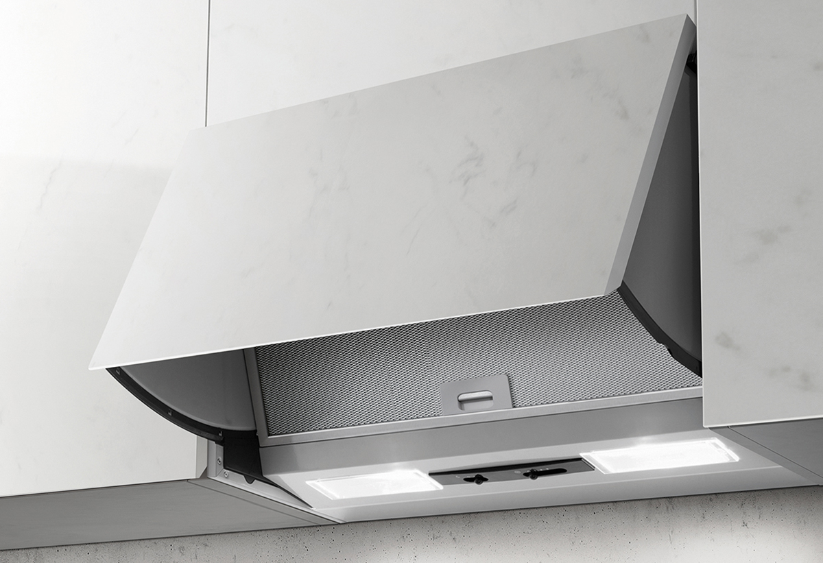 Παρουσιάζει τον απορροφητήρα τοποθετημένο σε μία κουζίνα